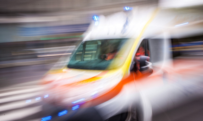 Scontro auto contro moto: centauro finisce nella scarpata