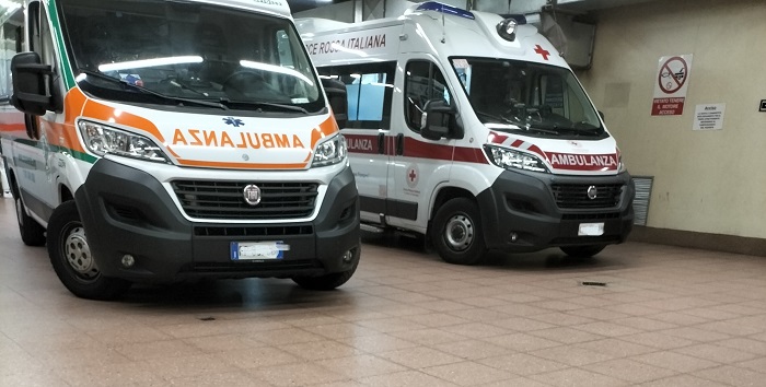Anziana cade in casa, urla e la salvano