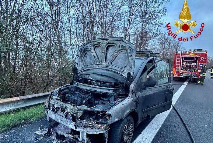 Auto in fiamme a Sagliano, si infortuna l'automobilista