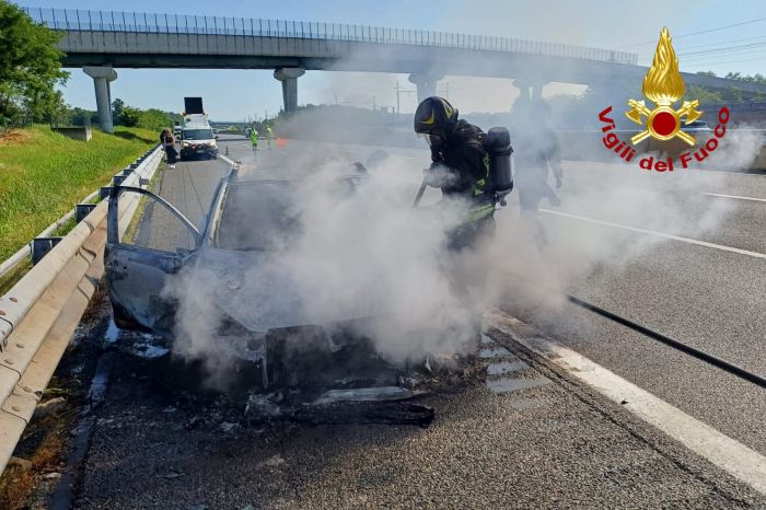 Auto in fiamme sulla A4: conducente in salvo