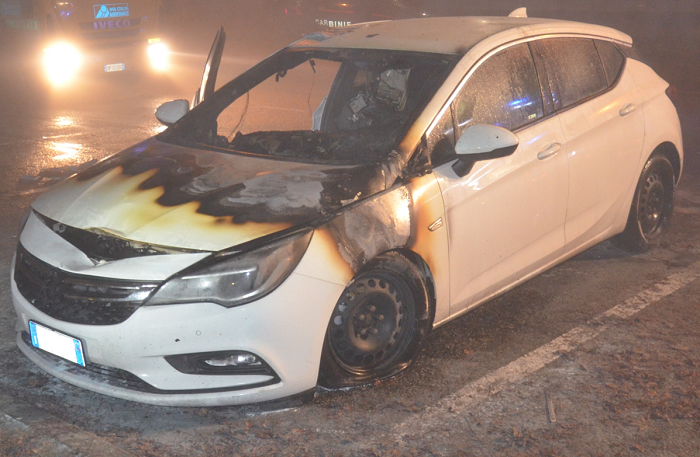 Auto a fuoco a Camandona: sul posto i vigili del fuoco