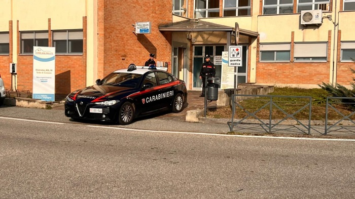 Bambino vaga per il paese: salvato da una coppia