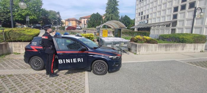 Rubano liquori e tentano la fuga