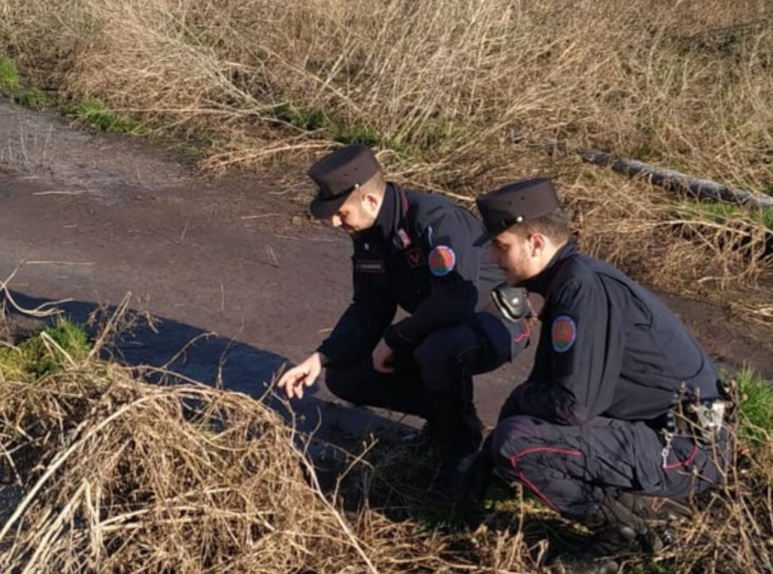 Si allacciano abusivamente a una sorgente di acqua pubblica