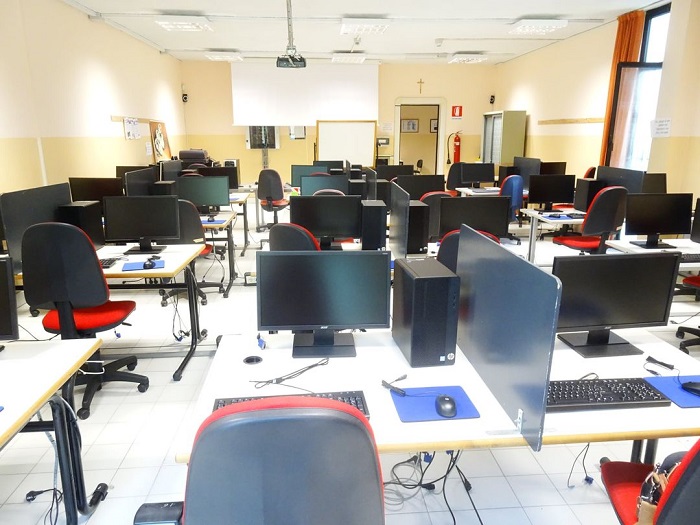 Ladri tentano di entrare nell'aula computer della scuola