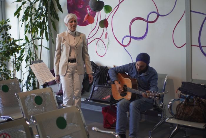 Concerto chitarra e voce all'ospedale di Biella