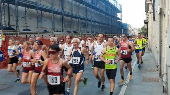 Si corre la 5000 di Trino al tramonto