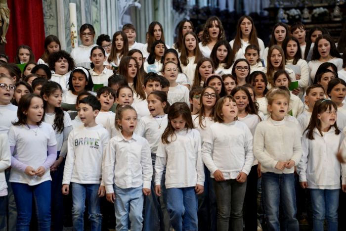 Bambini in coro per l'Adunata alpini
