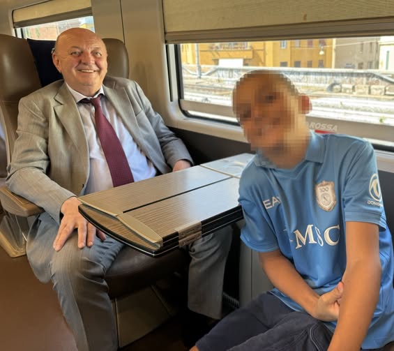 Il ministro Pichetto intervistato sul treno da un bambino