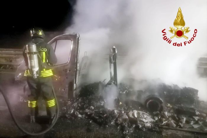 Camper a fuoco sulla A4 all'altezza di Carisio: salvi gli occupanti