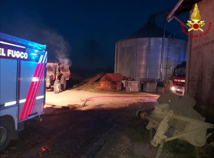 Incendio tetto di una casa a Vigliano