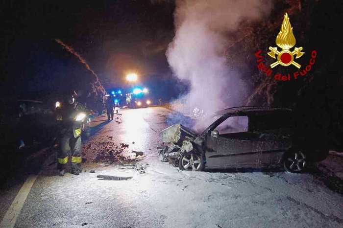 Incidente stradale causa incendio di una vettura, intervengono i vigili del fuoco