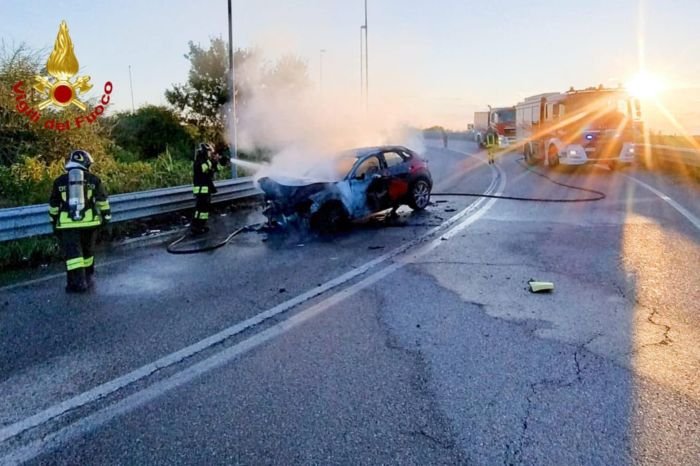 Incidente stradale causa incendio di una vettura ibrida