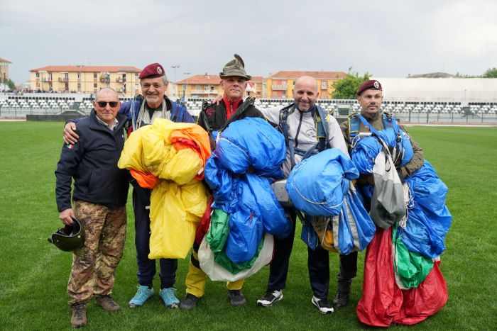 Paracadutisti allo stadio Pozzo La Marmora per l'Adunata