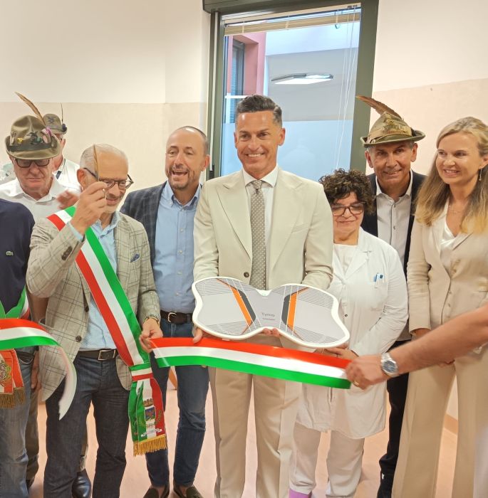Gli alpini della Valsesiana donano una pedana all'ospedale di Borgosesia
