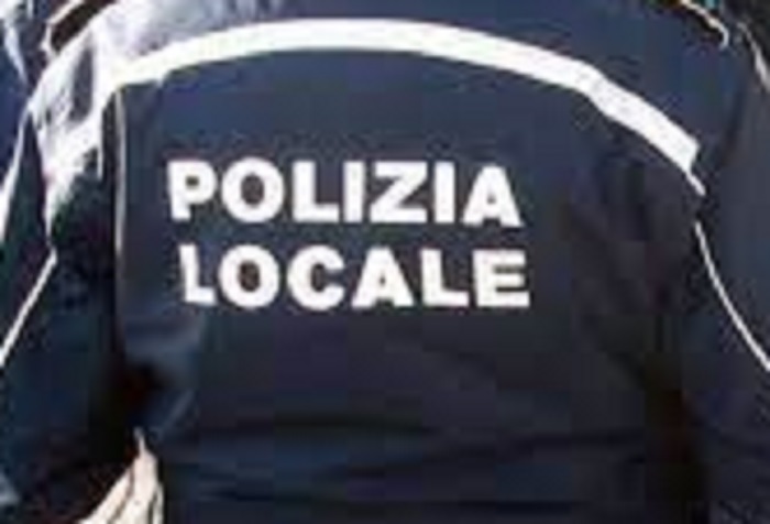 Ruba uno zaino ai giardini a Biella, sul posto la polizia locale