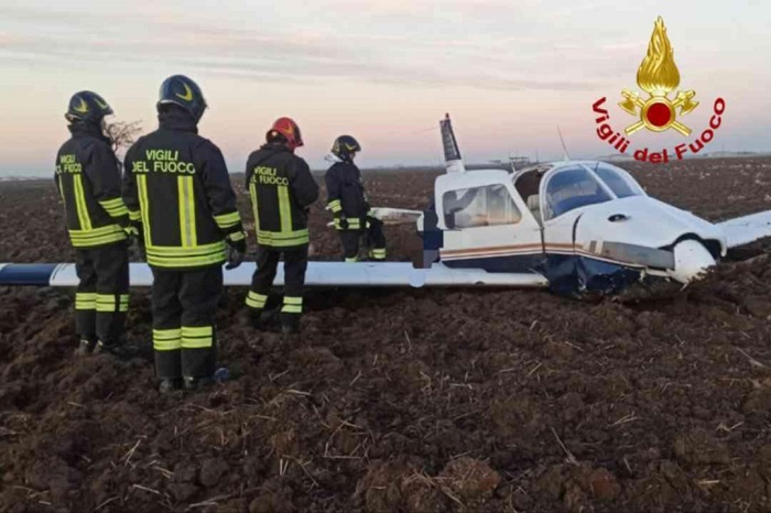  Veivolo in panne in un campo sulla SP01 a Ronsecco, intervengono i vigili del fuoco