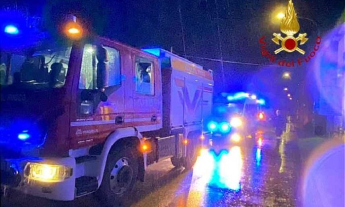 Incendiano un giardino nella notte a Quaregna