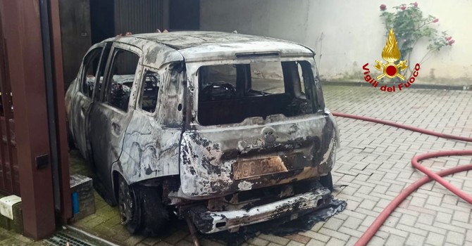 Mezzo a fuoco in autostrada sulla bretella Aosta Santhà