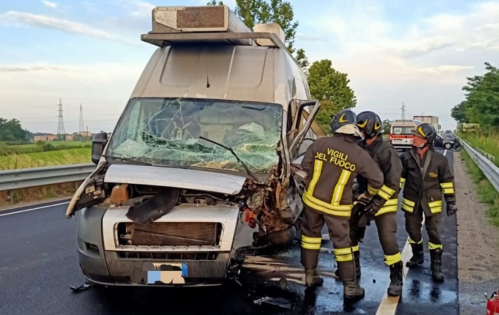 Schianto sulla A26 a Borgovercelli