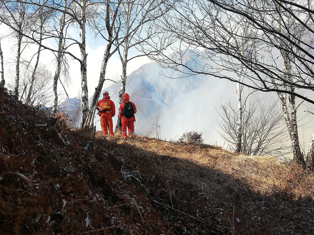 Fulmine provoca un incendio a Ornavasso, rogo contenuto dai soccorritori