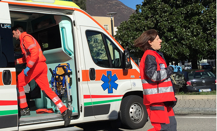 Auto tampona moto, due feriti a Santa Maria Maggiore. Traffico in tilt