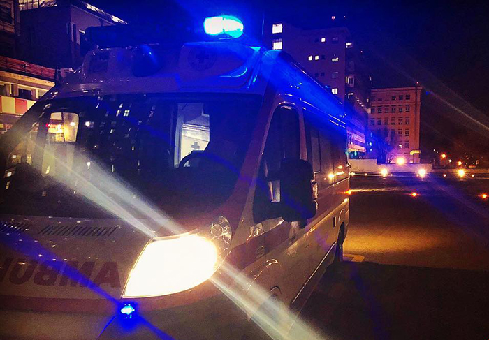 Uomo investito da un'auto, è grave. Trasportato d'urgenza al Dea