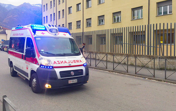 Traumi da codice rosso per la donna investita in via Cassino 