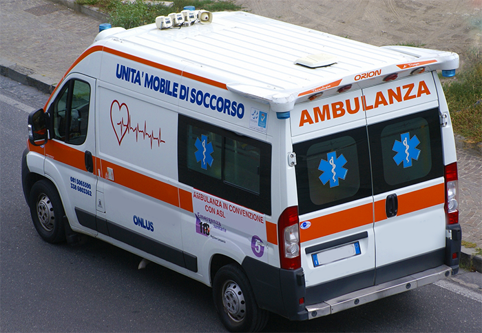 Baveno: auto si ribalta, donna gravemente ferita 