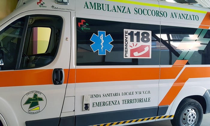 Uomo cade da un tetto, ricoverato in codice rosso