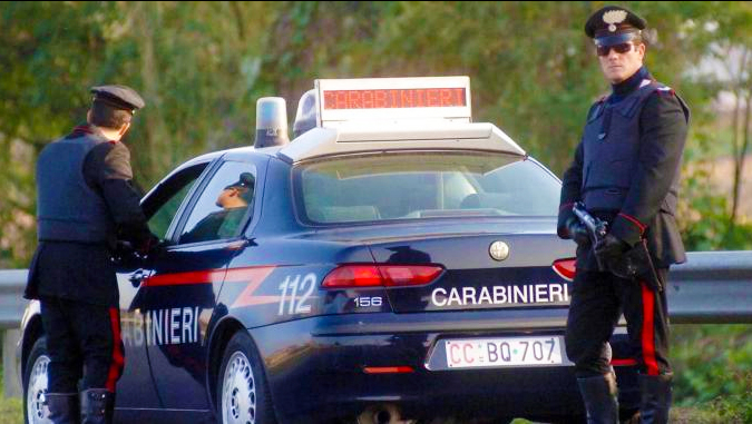 Violenta una ragazza sul treno a Trecate: caccia al giovane fuggito a Novara