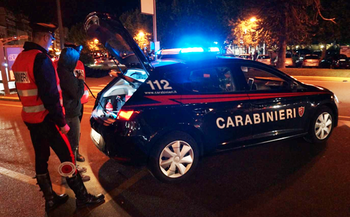 Domodossola: spaccia cocaina e gira armato di coltelli, due denunce nel weekend