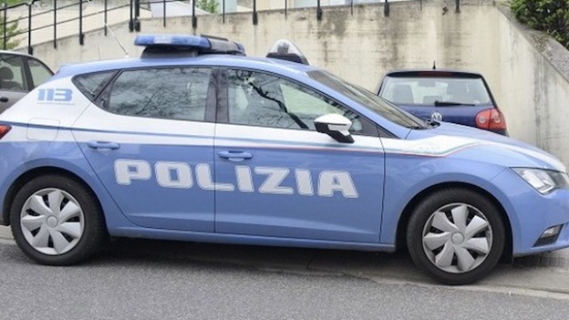 Vuole evitare l'espulsione e si inventa una famiglia a Torino