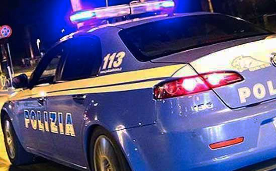 Paura nella notte: uomo molesta una donna in strada e viene fermato dalla Polizia