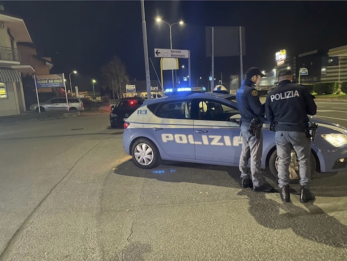 Al cenone di Capodanno aggredisce i commensali e se la prende con i poliziotti