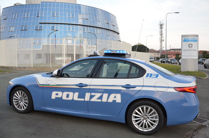 Suv investe una donna e non si ferma a soccorrerla
