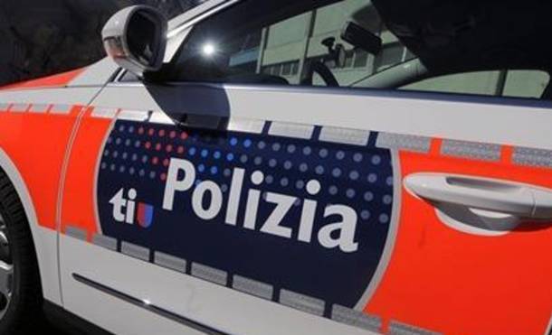 Rapina in villa, tre in fuga