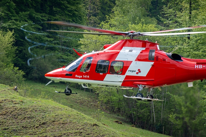 Sessantenne muore precipitando nel vuoto in montagna