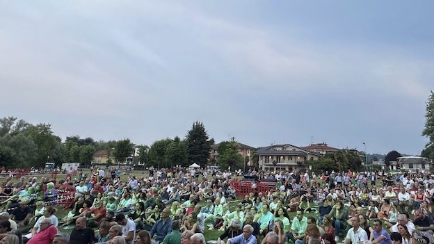 Arona, in tanti al concerto-spettacolo di Mogol e Gianmarco Carroccia