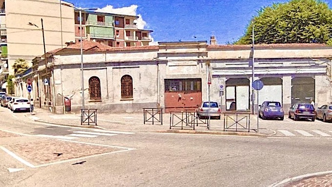 Arona, realizzazione parcheggio via Torino: via libera abbattimento ex concessionaria