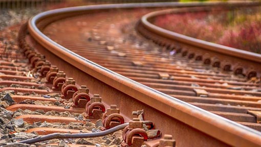 Circolazione rallentata sulla linea ferroviaria fra Arona e Oleggio per rami caduti