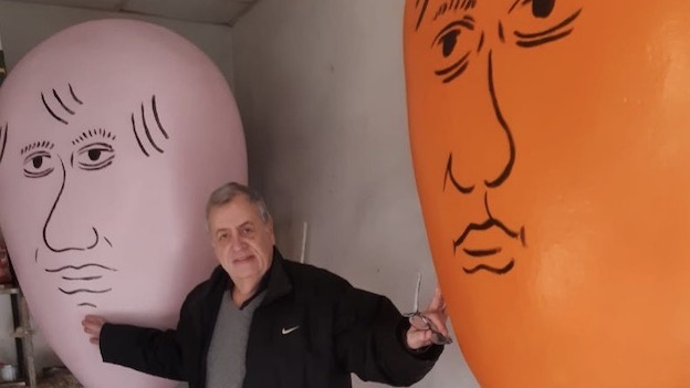 “Palloni gonfiati”, mostra all'aperto di GiannI Cella in piazza della stazione