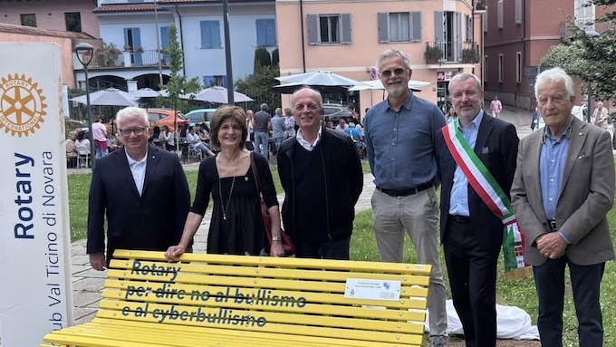 Oleggio, inaugurata panchina gialla contro il bullismo e il cyberbullismo