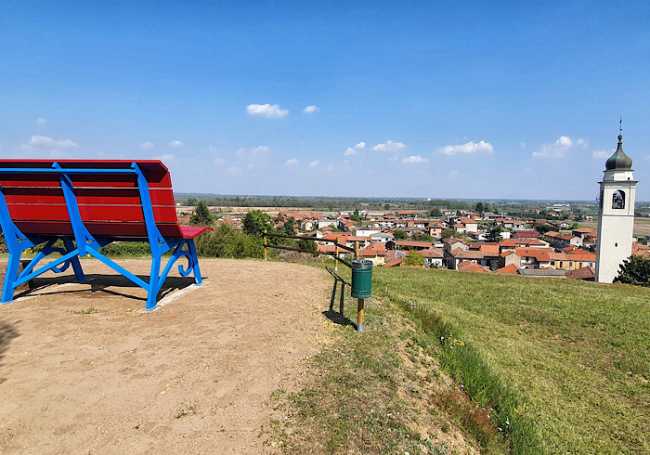 Barengo, il 25 maggio festa per i 4 anni della panchina gigante