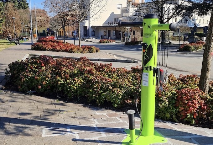 Oleggio, installata colonnina attrezzata per la manutenzione delle biciclette