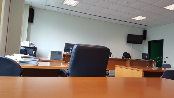 Pedina e insegue in auto gli amici della ex: a processo