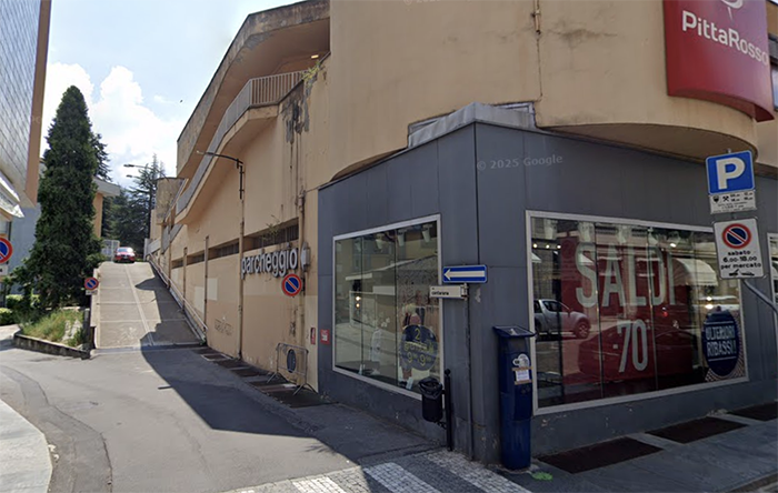 Domo, aggressione in centro: ragazza picchiata da un uomo. Indagano i Carabinieri