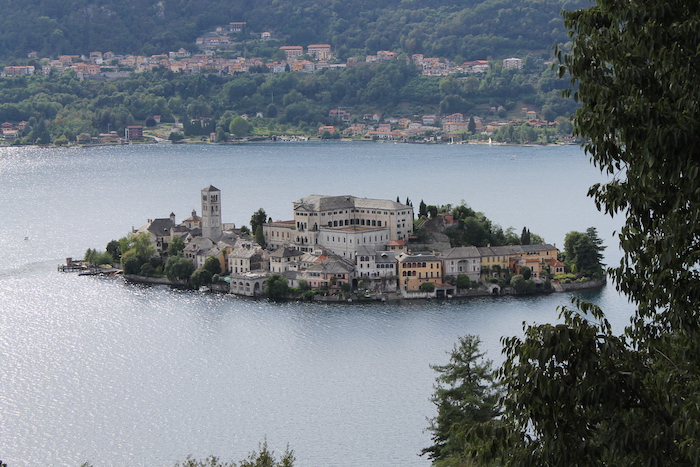 Intelligenza artificiale e povertà, a Orta un incontro della Fondazione Giacomini