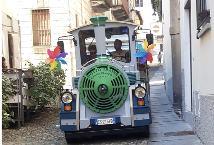 Arona: il trenino continua nel centro storico. “Nessun pericolo”
