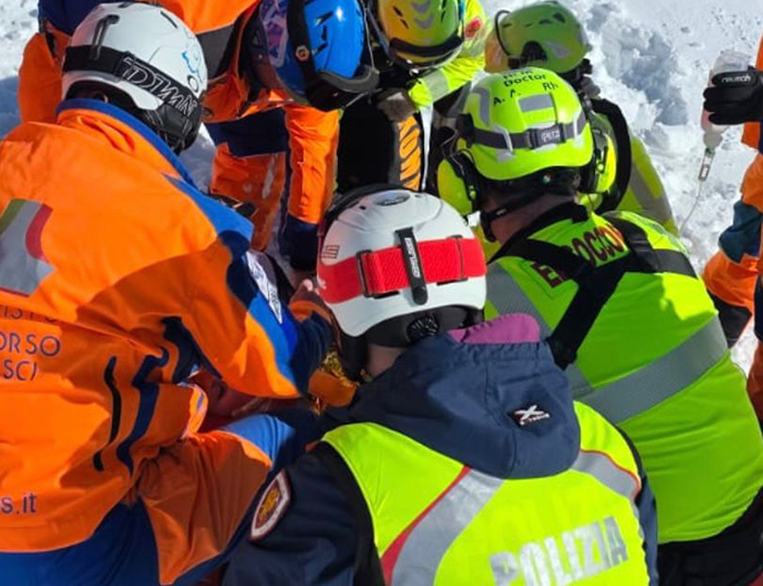 Motoslitta contro un gruppo di bambini, uno elitrasportato al Dea